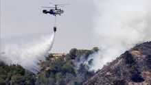 Un helicóptero trabajando en la extinción del incendio de El Garruchal / EFE