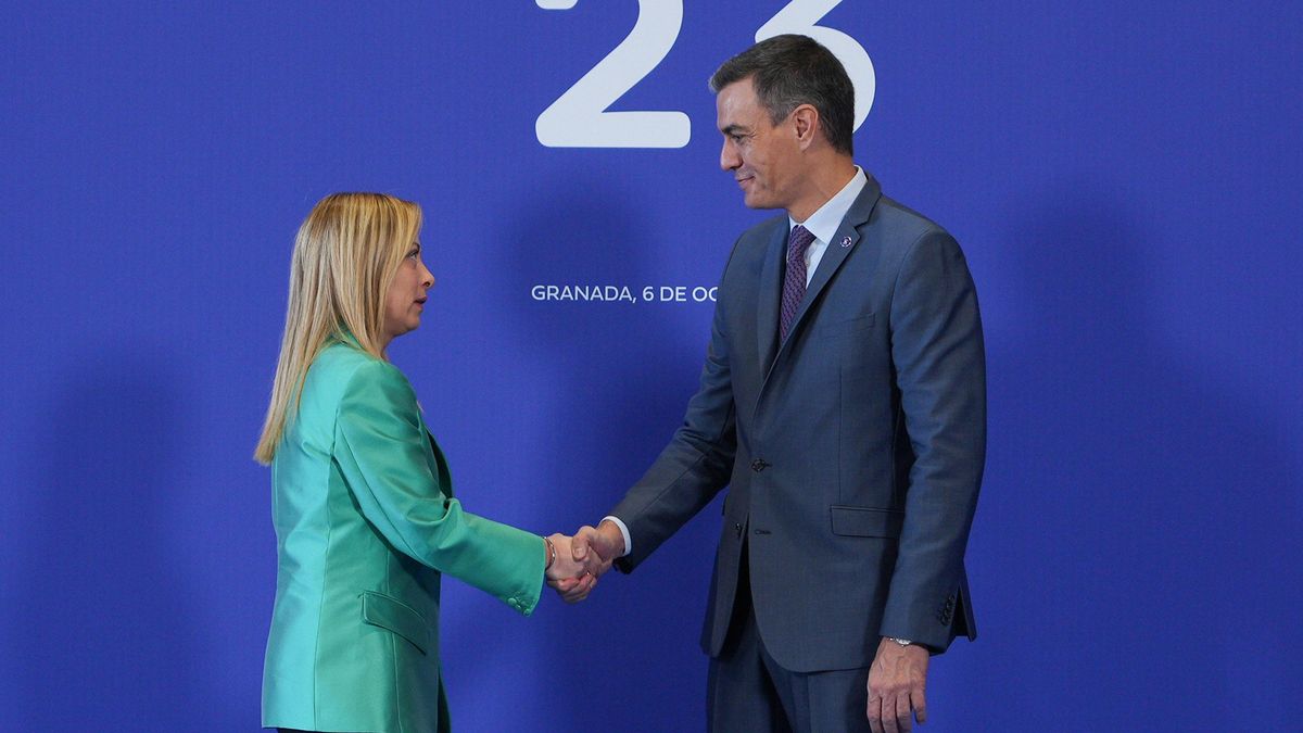 Pedro Sánchez saluda a Giorgia Meloni en una imagen de archivo durante una reunión informal de la III Cumbre de la Comunidad Política Europea (CPE).