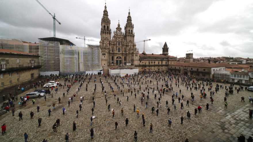 Los hosteleros se echan a la calle contra la Xunta por la falta de ayudas para paliar las restricciones impuestas en el corazón turístico de Galicia