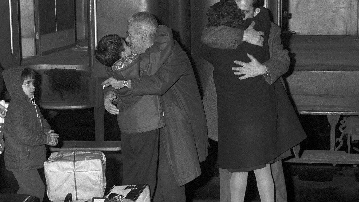 Un grupo de trabajadores emigrantes son recibidos en 1967 por sus familias cuando llegan a la estación de Príncipe Pío de Madrid para disfrutar las vacaciones de Navidad en España.