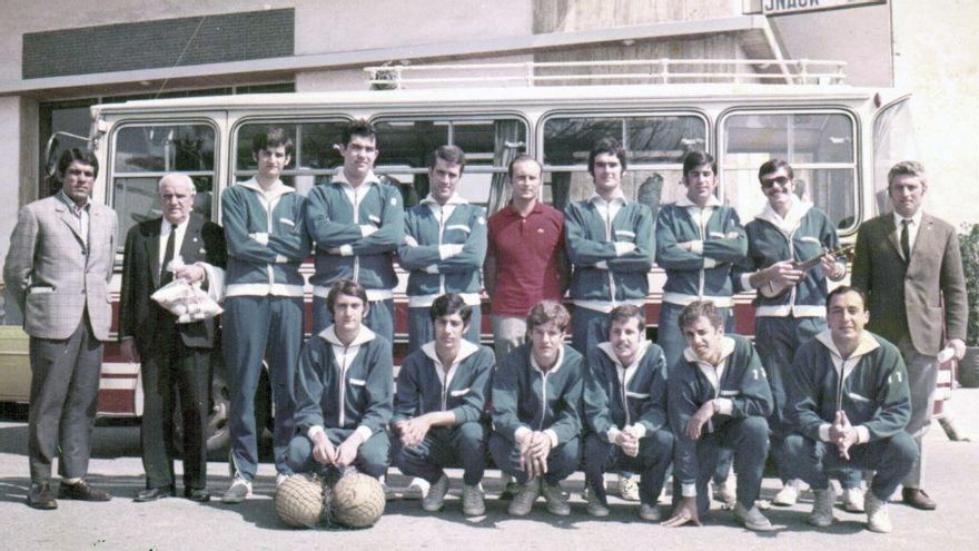 La promoción del timplillo. Un gran Náutico, con doce canarios y muchos júniors, posa en la primavera de 1970 camino a su tercera promoción mientras Pancho Monje bromea con un timple... antes de llevarse la bronca del técnico Sansegundo.