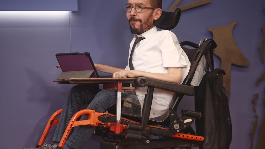 El portavoz parlamentario de Unidas Podemos, Pablo Echenique en rueda de prensa en el Congreso de los Diputados durante la celebración de la Junta de Portavoces, en Madrid (España), a 15 de diciembre de 2020.