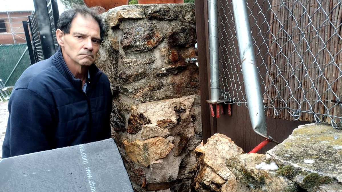 Fernando muestra la valla rota durante varios meses para poner los contadores de agua