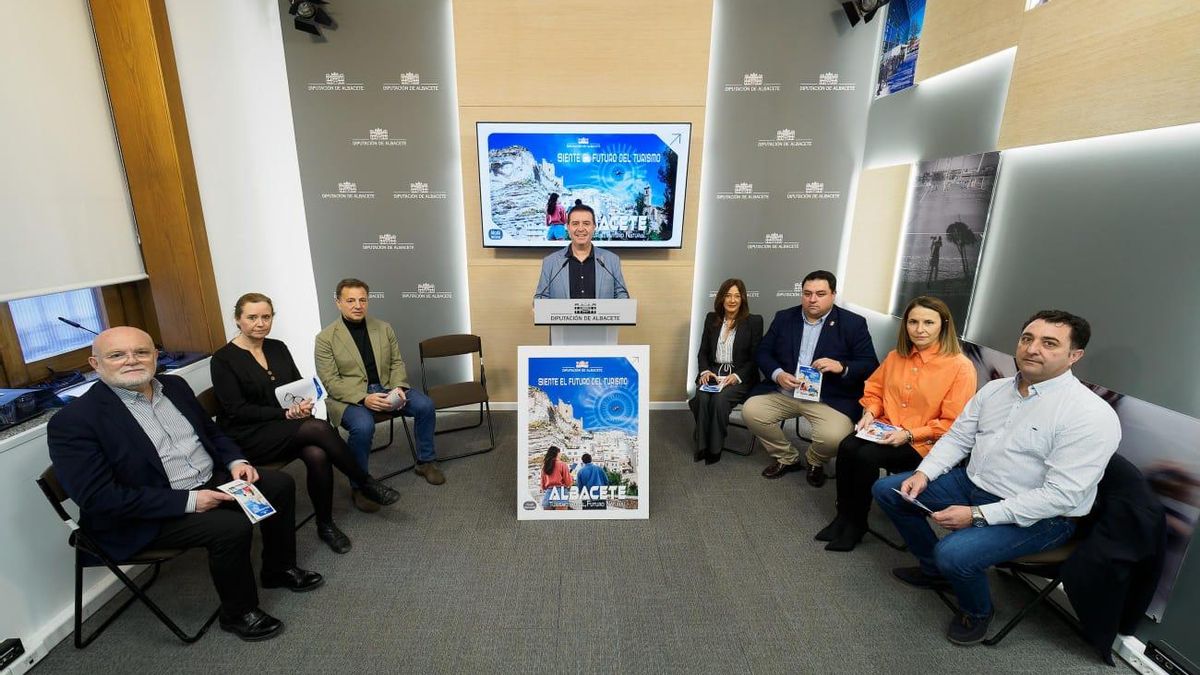 Representantes institucionales dentro de la sala de presentación de FITUR