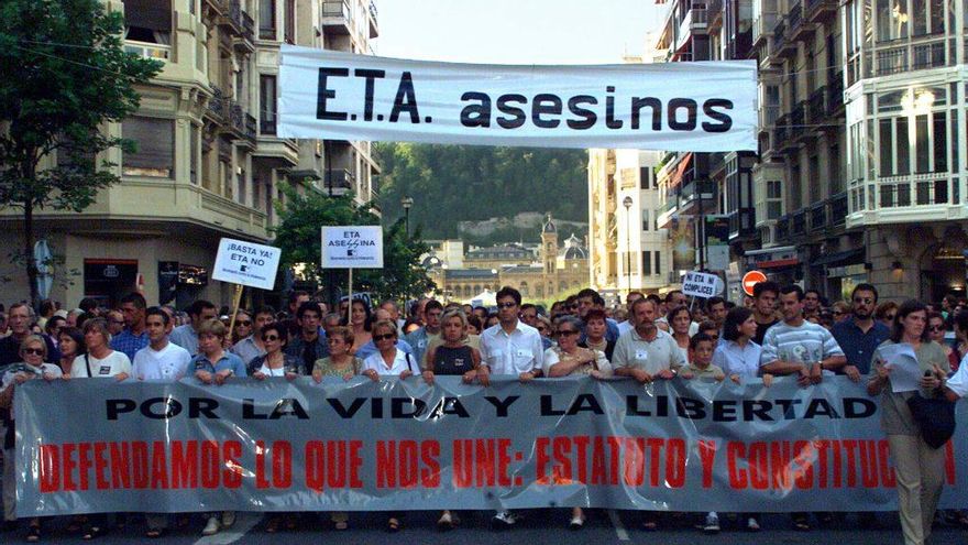 Manifestación convocada por Basta Ya bajo el lema "Defendamos lo que nos une: Estatuto y Constitución", San Sebastián, septiembre 2000