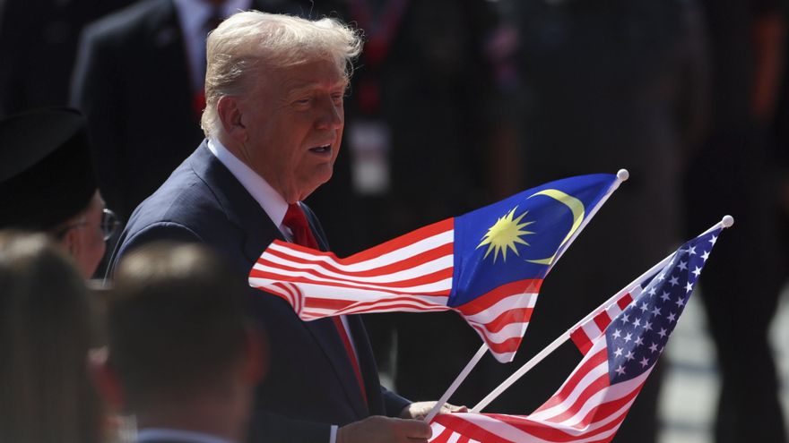 Alfombra roja, banderas y un animado baile de Trump a su llegada a Malasia