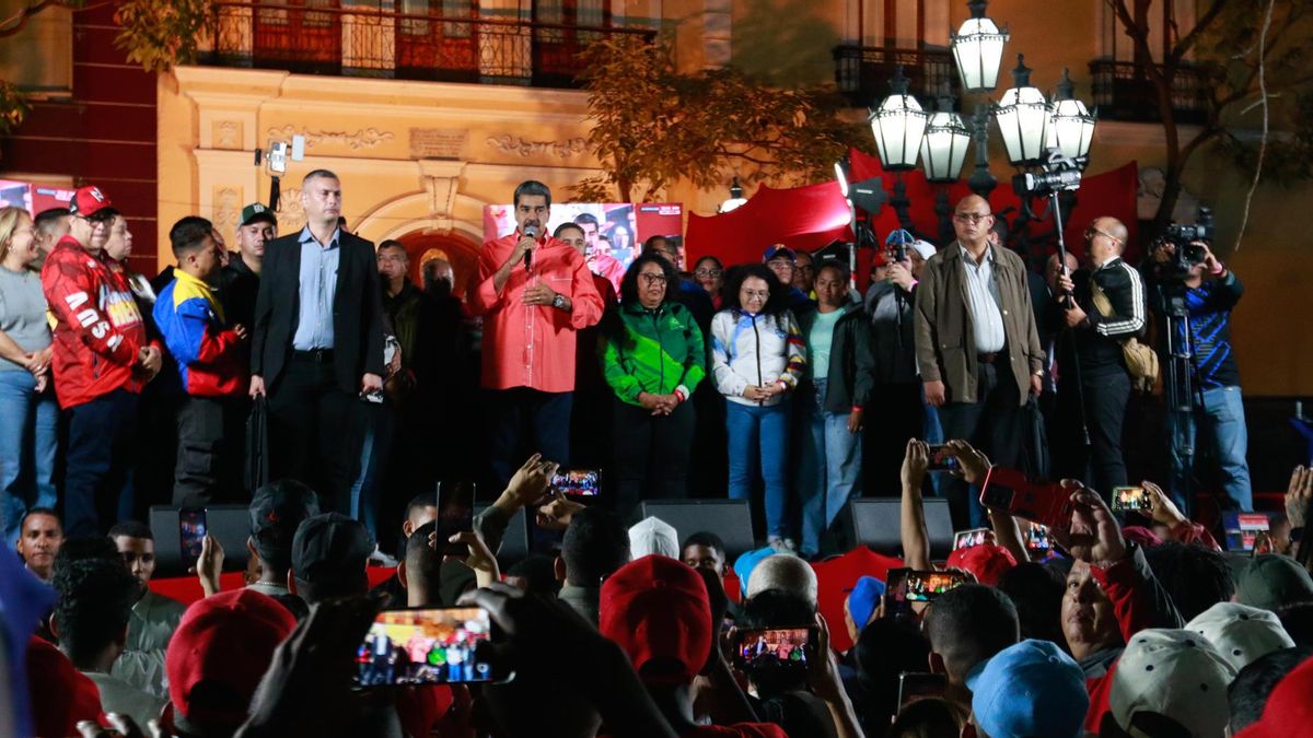 Maduro gana los comicios regionales y legislativos, y la oposición pide al Ejército "abrir el camino a la transición"