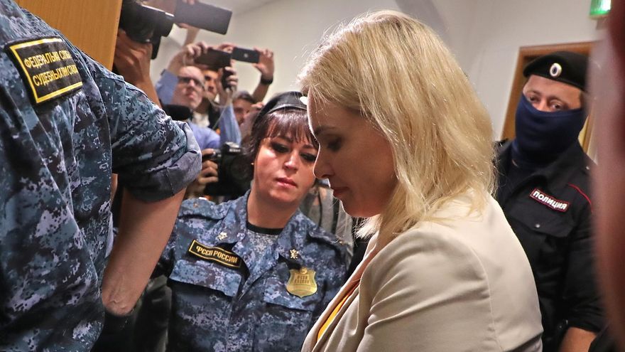 Rusia decreta la prisión domiciliaria a una periodista que protestó contra la guerra en un canal de TV