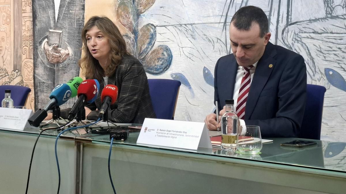 La rectora, Nuria González, y el vicerrector de Infraestructuras, Ramón Ángel Fernández.