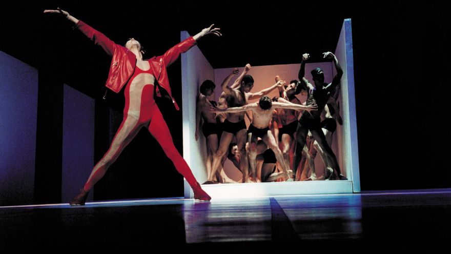 El genio de Maurice Béjart reúne la música de Queen y la de Mozart y las viste de Versace para conquistar el Maestranza