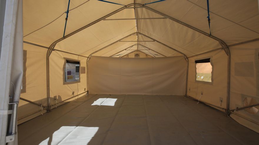 Carpas instaladas en el CEIP León, que funcionará como recurso de acogida para migrantes
