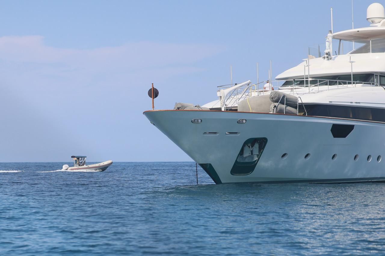 És habitual veure iots valorats en desenes de milions d'euros en aigües pitiüses durant la temporada turística