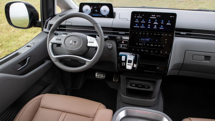 Puesto de conducción del Hyundai Staria.