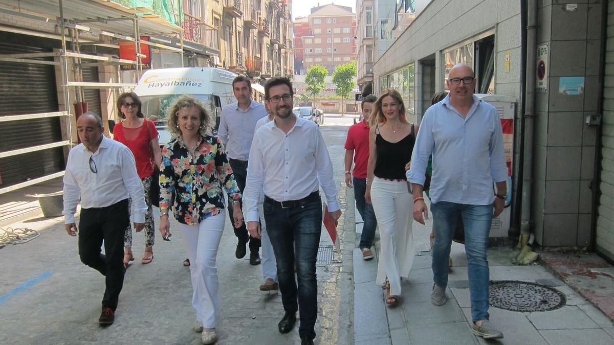 Eva Díaz Tezanos, acompañada por alcaldes del PSOE de Cantabria.