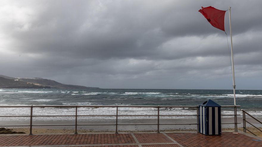 Efectos de la borrasca Emilia en la playa de Las Canteras, en Las Palmas de Gran Canaria.