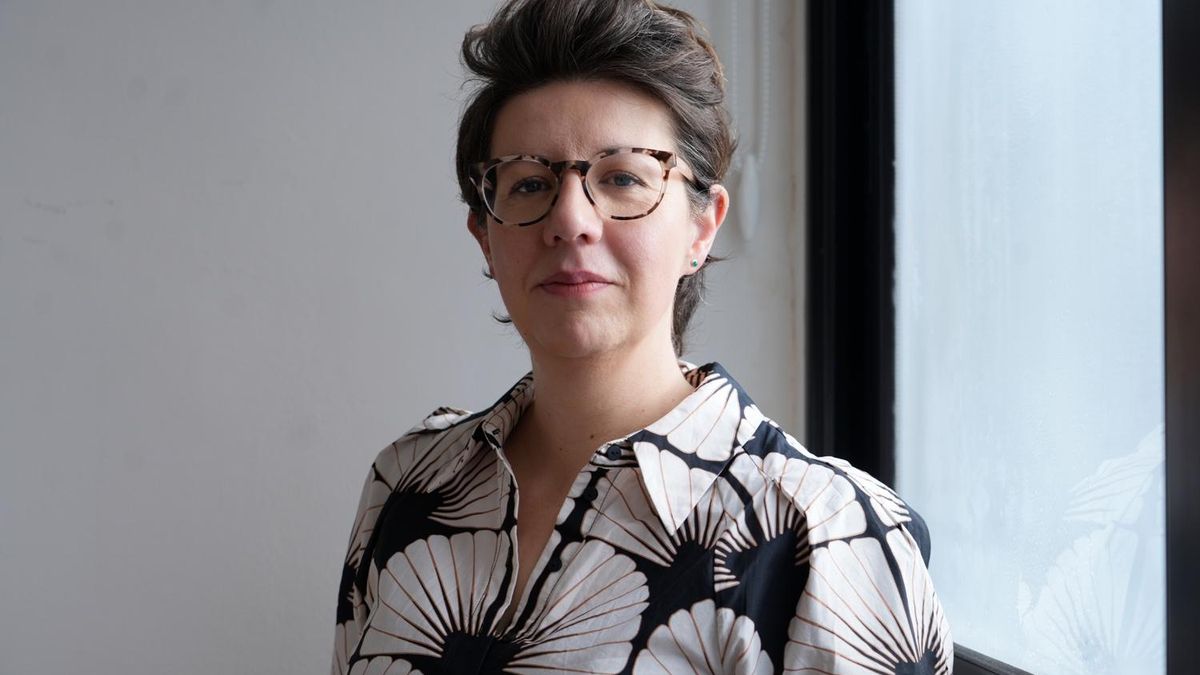 Claire Lynch publica 'Un assumpte familiar', relato del desamparo que sufrieron las lesbianas en los 80 en Reino Unido