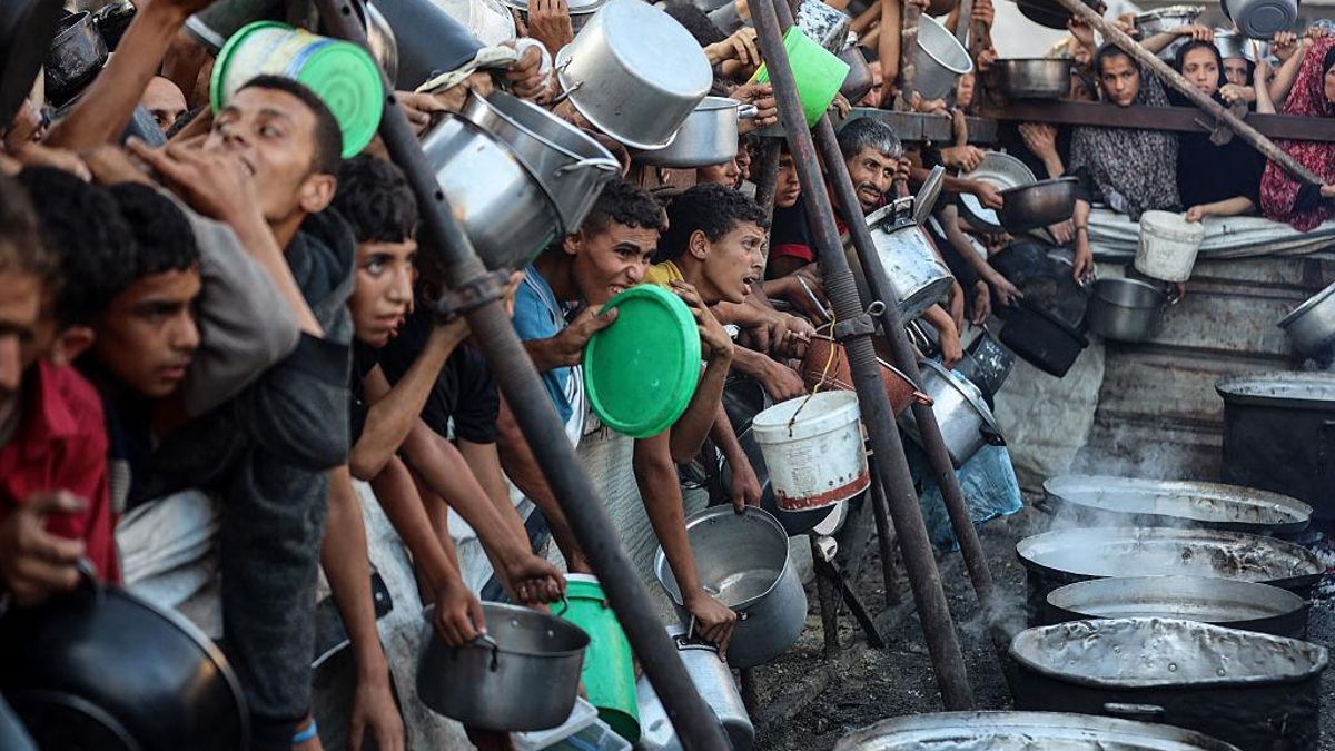 Un grupo de palestinos en un centro de distribución de comida en Ciudad de Gaza, el 20 de julio.