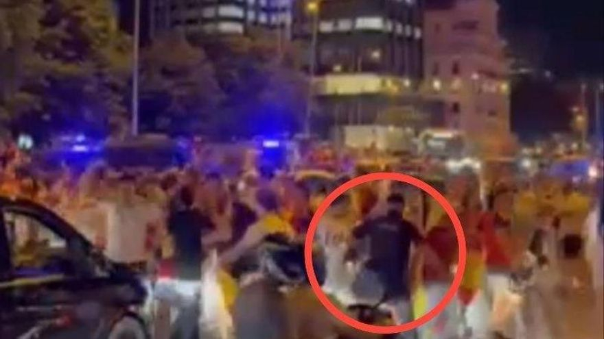 Un padre busca al policía que agredió a su hijo en las celebraciones del Mundial y le ha hecho perder un testículo