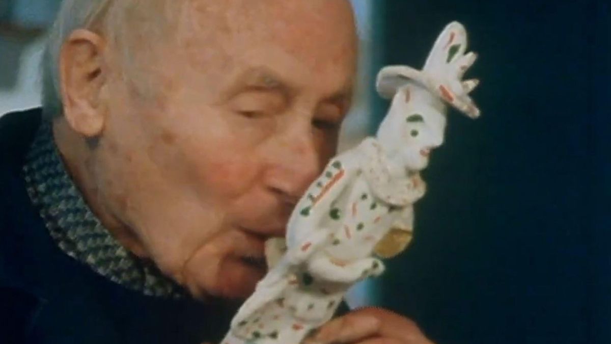 Joan Miró sopla un siurell durante el documental Miró: Theatre of Dreams, dirigido por Robin Lough para la BBC en 1978.