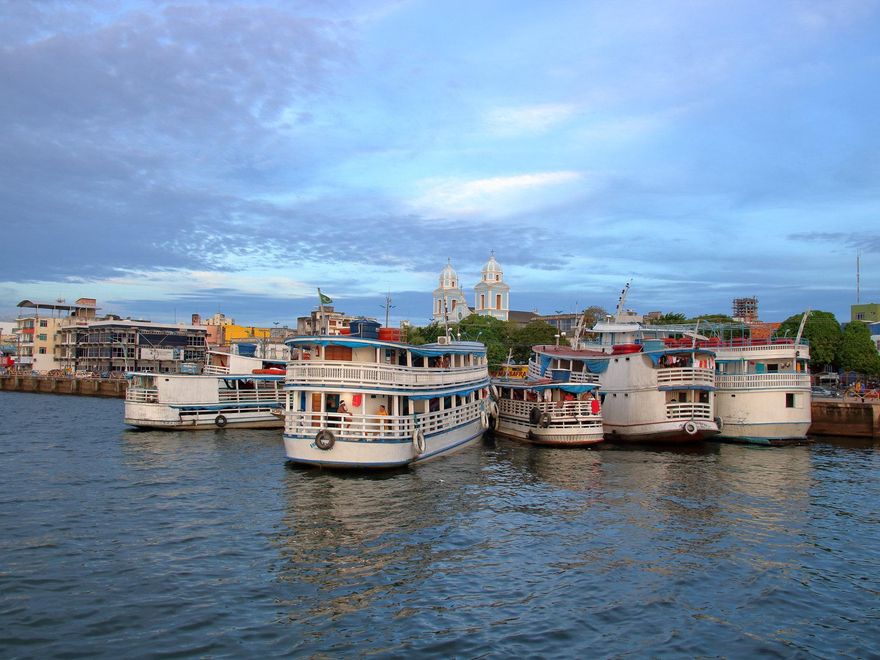 Barcos en el puerto de Santarem. Al fondo pueden verse las torres de Nossa Senhora da Conceição .