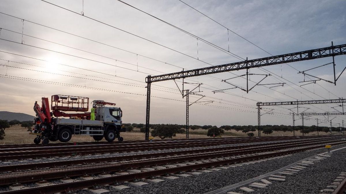 El Gobierno ha adjudicado por 41,7 millones de euros las obras para electrificar el tramo ferroviario de  entre Talayuela y Plasencia del AVE de Extremadura