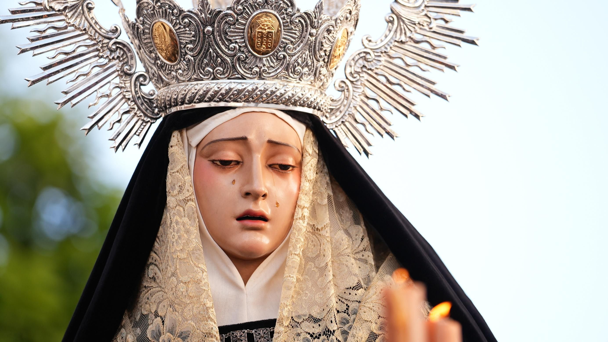 La estación de penitencia de la Hermandad Universitaria, en imágenes
