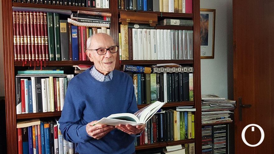 Manuel Leiva ante la biblioteca de su casa, en Montilla (Córdoba)