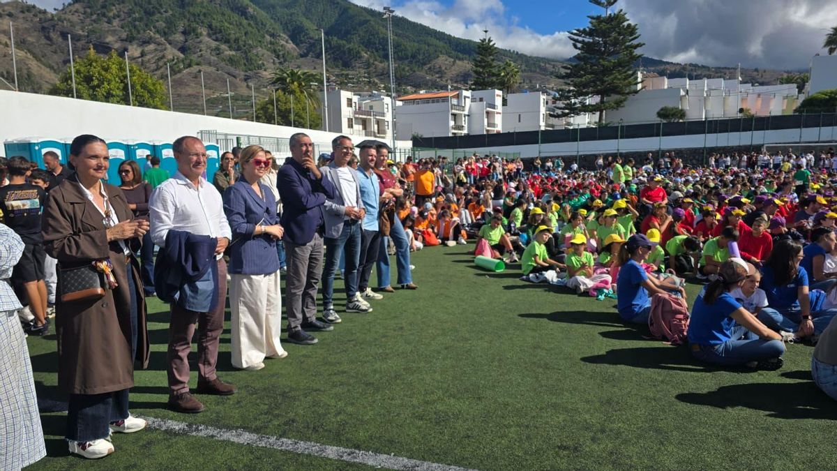 Autoridades  de la isla  en el concierto ofrecido por la artista Rozalén en Los Llanos de Aridane en la mañana de este viernes.