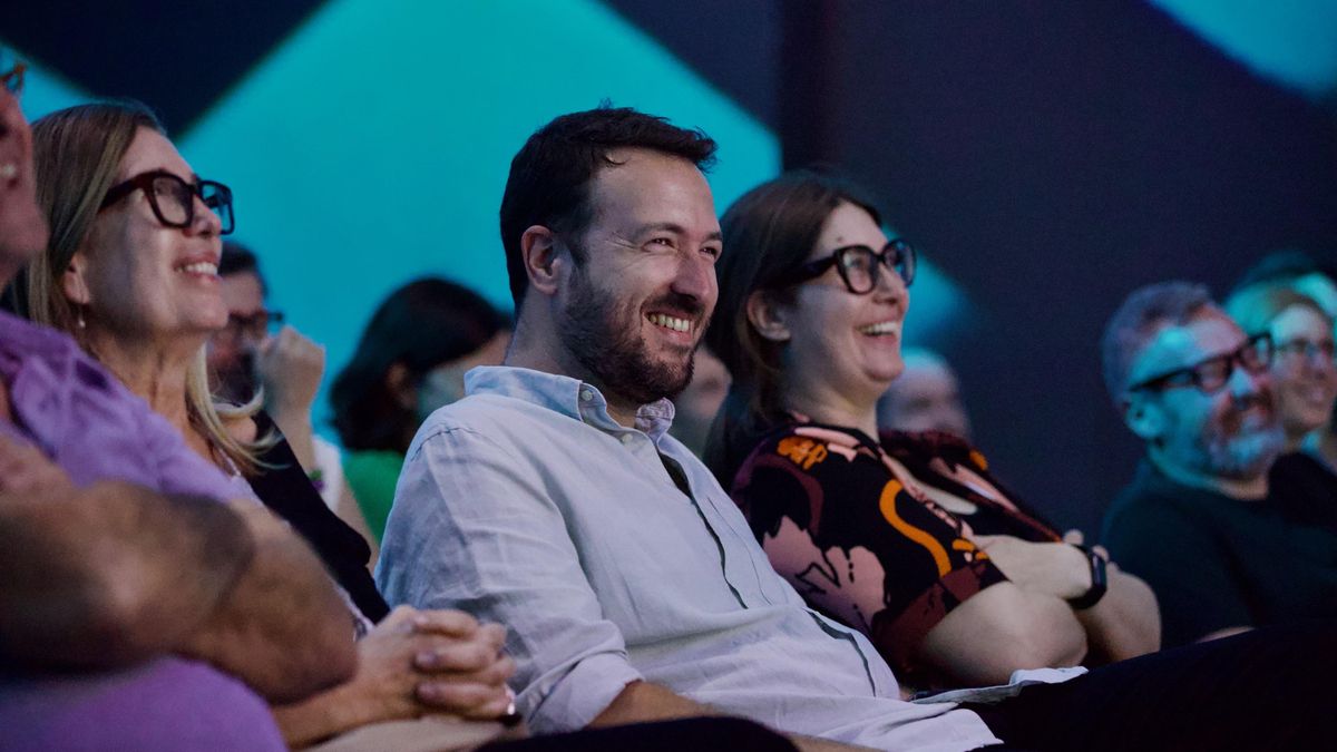Juanlu Sánchez e Izaskun Pérez, del equipo de 'Un tema al día', entre el público