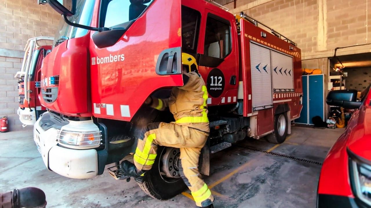 Un bombero voluntario, entrando en el camión del parque de Piera