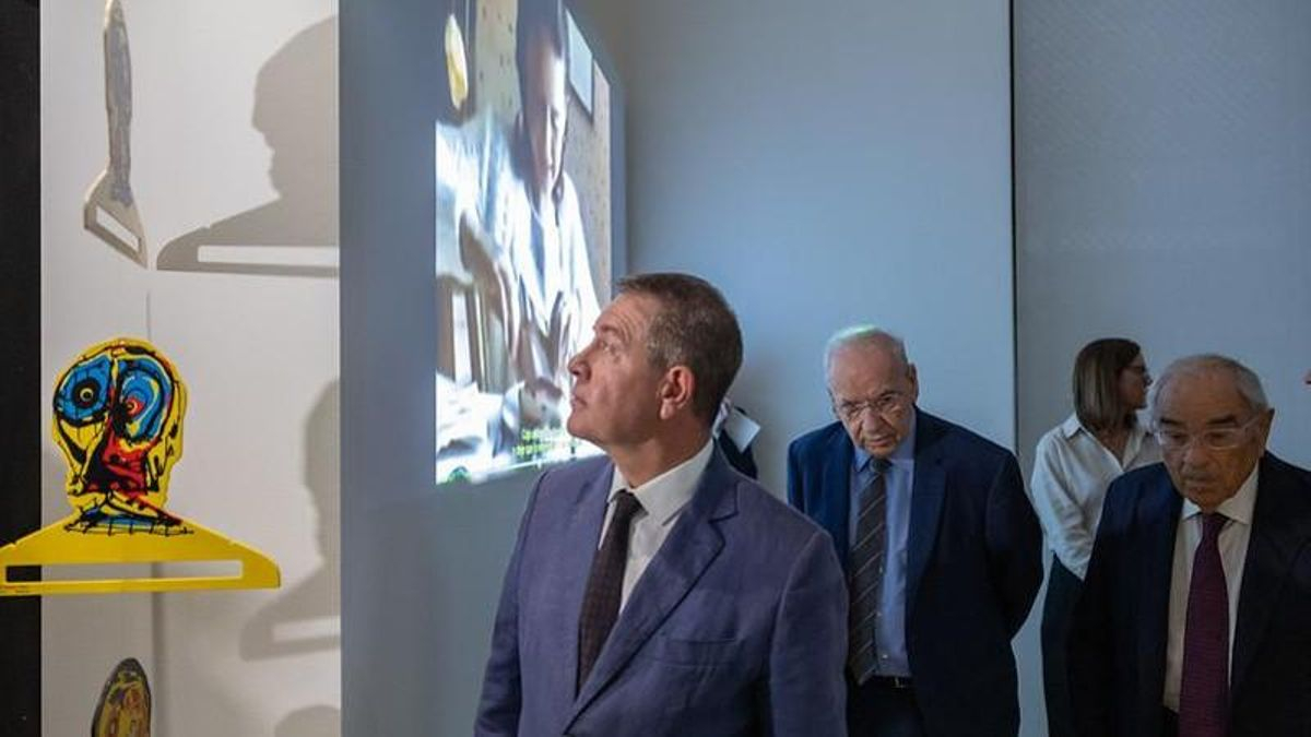 Emiliano García-Page visita una exposición sobre la Transición en Castilla-La Mancha junto a Alfonso Guerra y Rodolfo Martín Villa