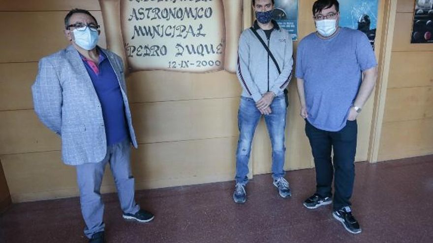 Campillo / ICAL. En la imagen (IaD), el presidente José Vicente Gavilanes; el vicepresidente, Paúl Llamazares y el responsable de la revista Leo, Xuaxús González