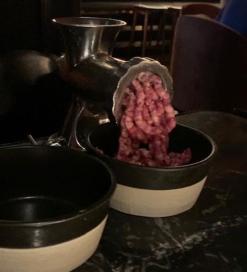 Molida de carne ante el comensal