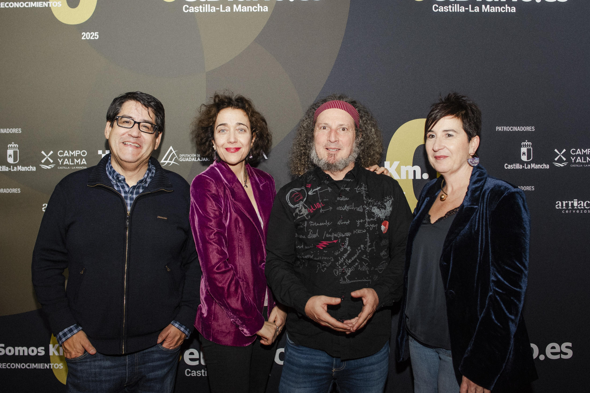 De izquierda a derecha: Luis Enrique Espinoza, Verónica García, Juan Carlos Villacampa, profesor de la Escuela de Arte de Toledo, uno de los diseñadores del disco de cerámica entregado en los reconocimientos, y Rocío Sánchez