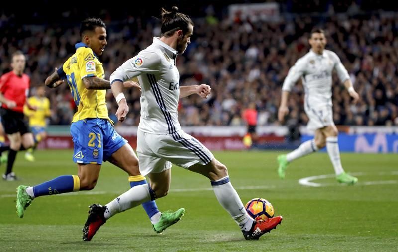 Jonathan Viera presiona a Gareth Bale. EFE/JuanJo Martin