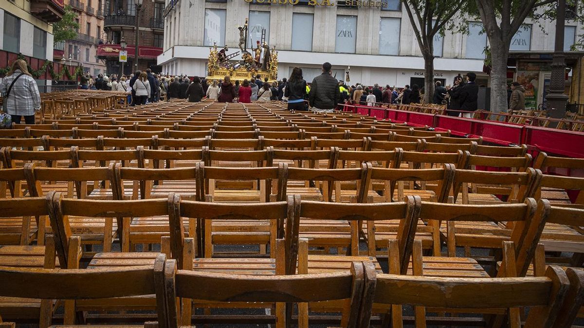 Entrada en Campana del Cristo del Buen Fin después de un buen chaparrón