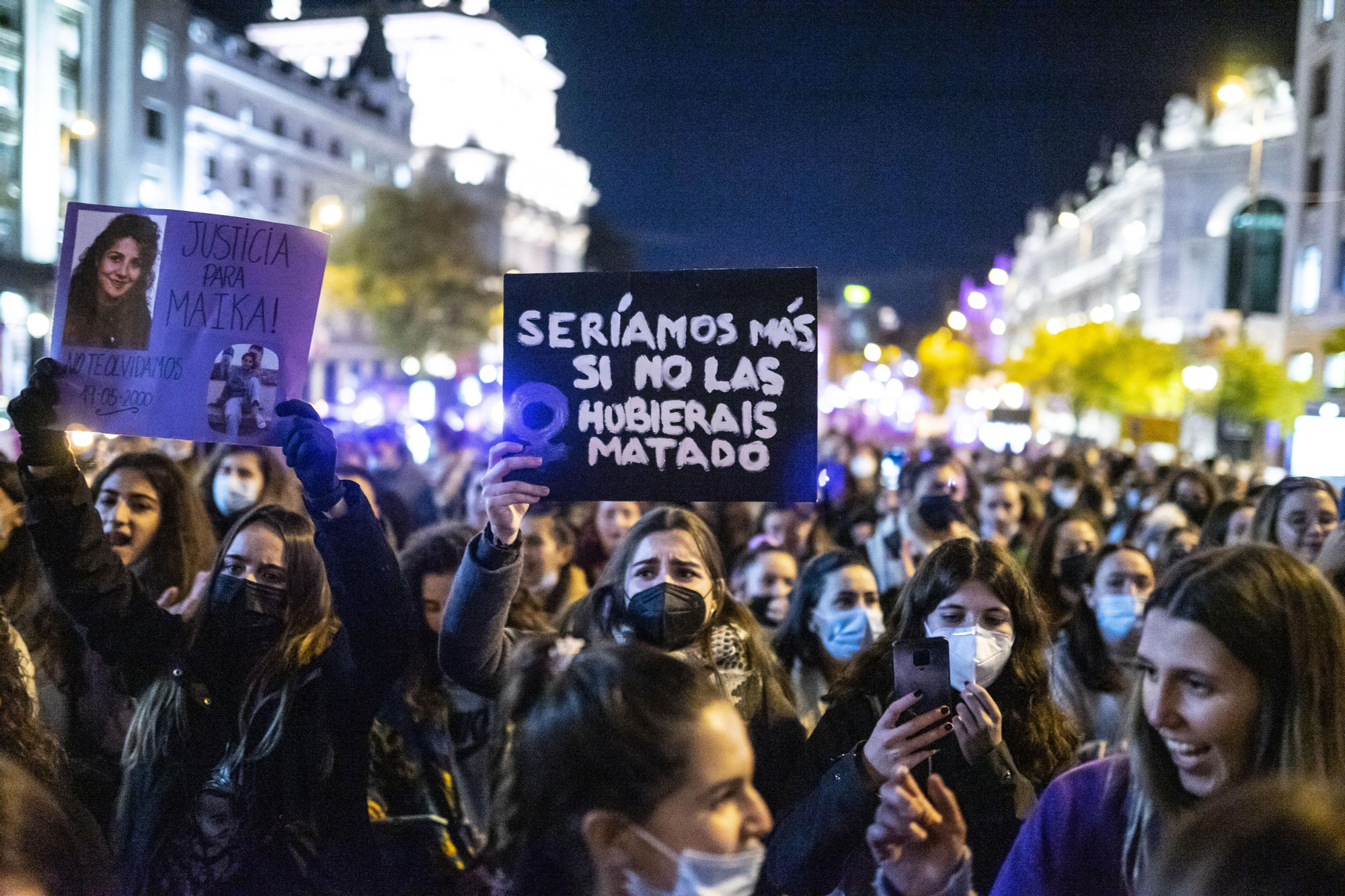 “Ni una más; ni una menos”. Manifestantes corean varios lemas