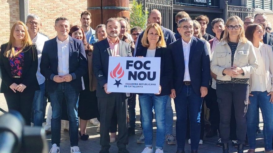Integrantes de la candidatura 'Foc Nou' para dirigir ERC, con la candidata presidenta del partido Helena Solà y el exconseller Alfred Bosch en el centro, en Barcelona, a 5 de octubre de 2024