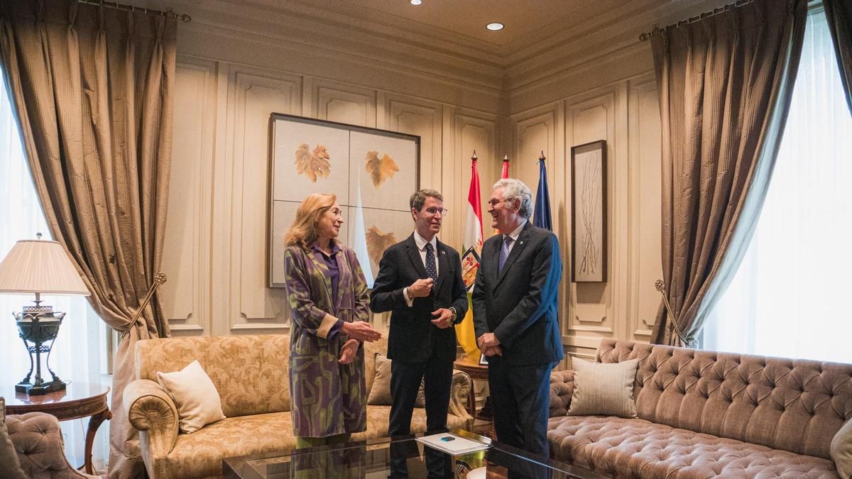 Javier Marca entrega la memoria anual del TSJR al presidente Gonzalo Capellán y la consejera María Martín