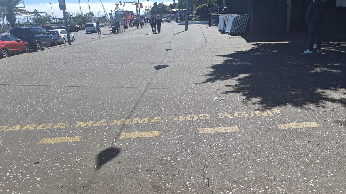 Indicaciones de sobrecarga máxima en el estacionamiento de Plaza de España, en Santa Cruz de Tenerife.