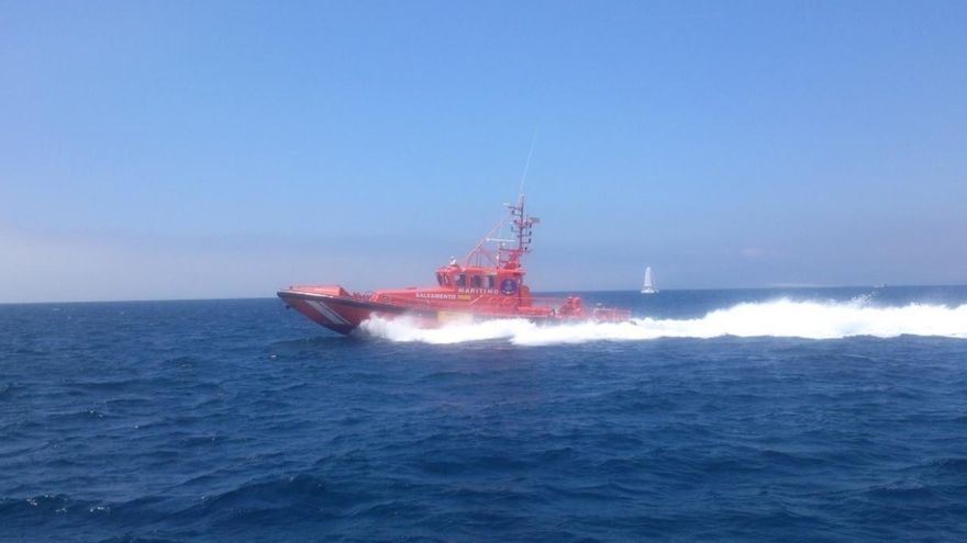Trasladadas a Tarifa ocho personas rescatadas de una patera en aguas del Estrecho