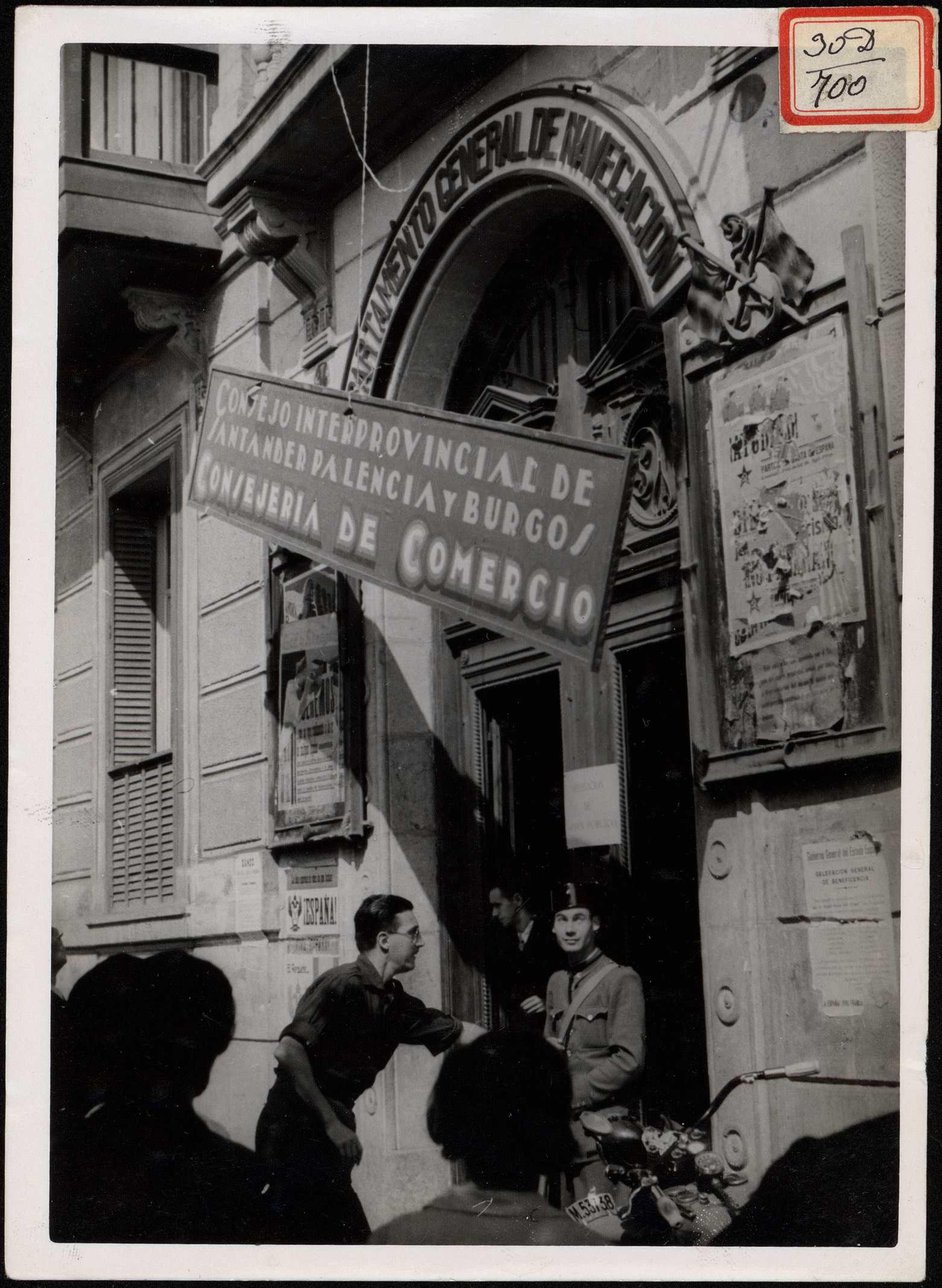 "Descolgando el cartel del Consejo Provincial del Gobierno Rojo". 27 de agosto de 1937