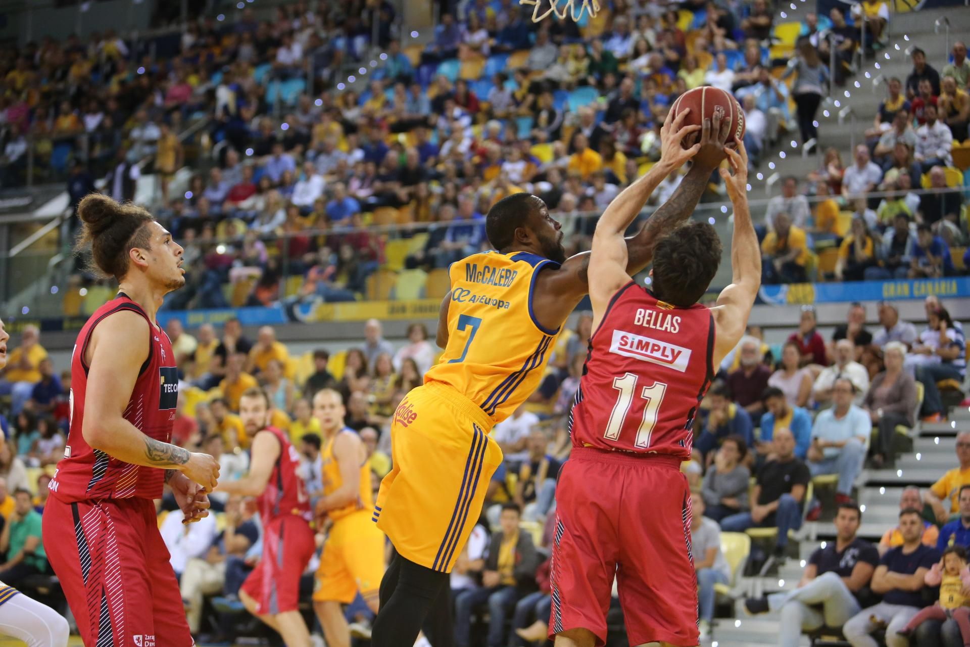 Imágenes del encuentro entre el Herbalife Gran Canaria y el Tecnyconta Zaragoza. Alejandro Ramos.