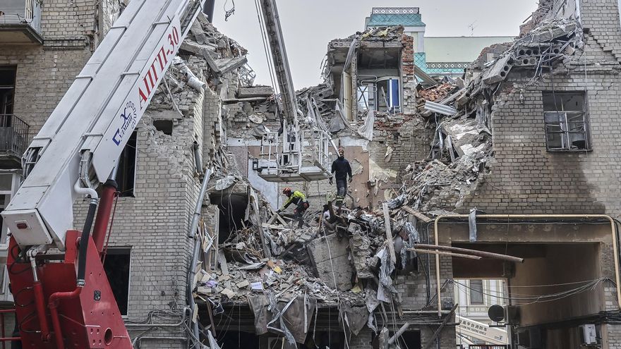 Rescatistas ucranianos limpian los escombros después de que un cohete impactara en un edificio residencial en Járkov, este 8 de septiembre. EFE/EPA/SERGEY KOZLOV