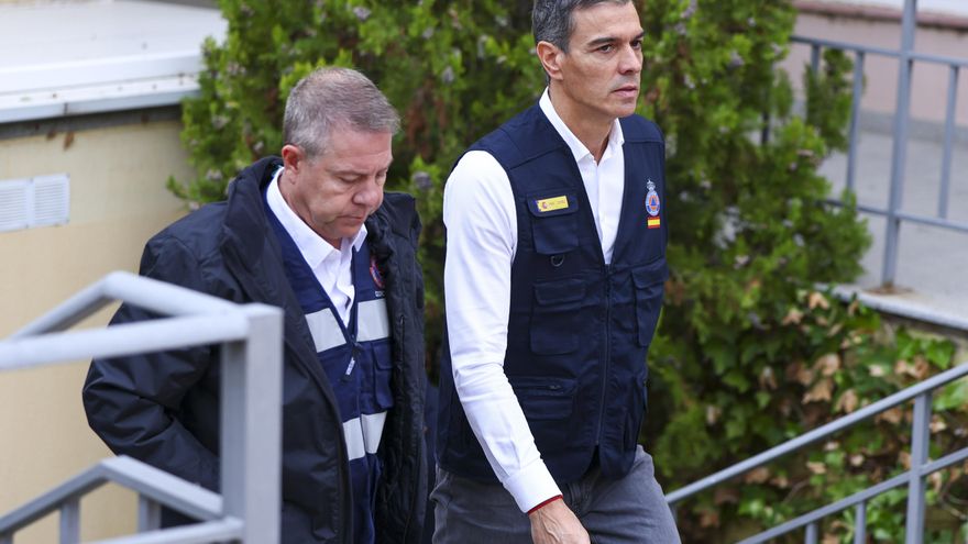 El presidente del Gobierno, Pedro Sánchez (d), y el presidente de Castilla-La Mancha, Emiliano García-Page (i), a su llegada a la reunión del Centro de Coordinación Operativa Integrado (CECOPI) este jueves en Toledo, en el primer día de luto oficial de los tres decretados por el Gobierno por el trágico accidente ferroviario de Urda (Toledo). EFE/ Ismael Herrero
