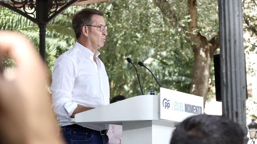 El líder del Partido Popular, Alberto Núñez Feijóo, interviene durante un acto de campaña electoral del Partido Popular, en los Jardines del Prado en Ciudad Real, Castilla-La Mancha.