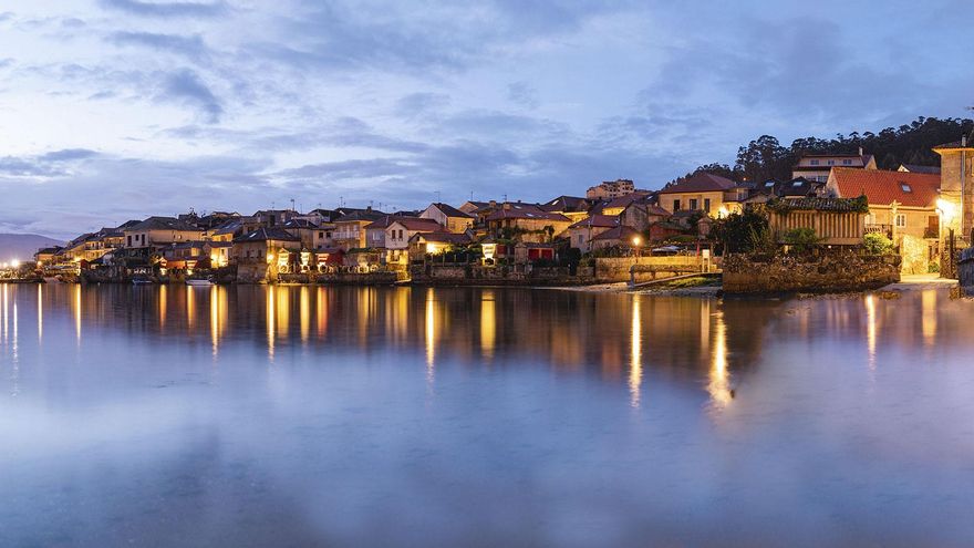 Marisco, lendas e as ruas empedradas da cidade galega, onde 30 espigueiros dominam o mar.