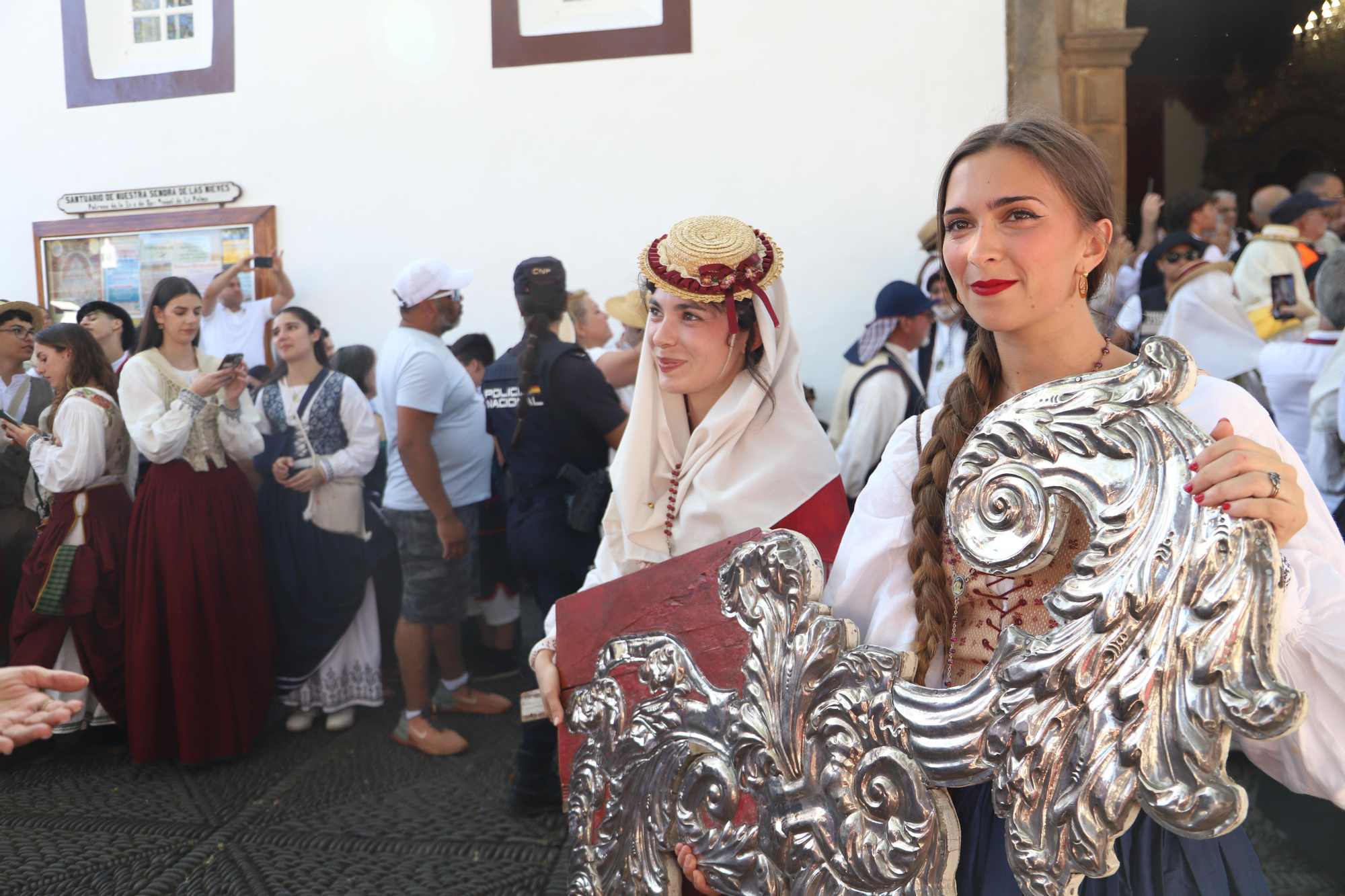 Bajada de las piezas del trono de la Virgen de las Nieves. LUIS G.MORERA/EFE