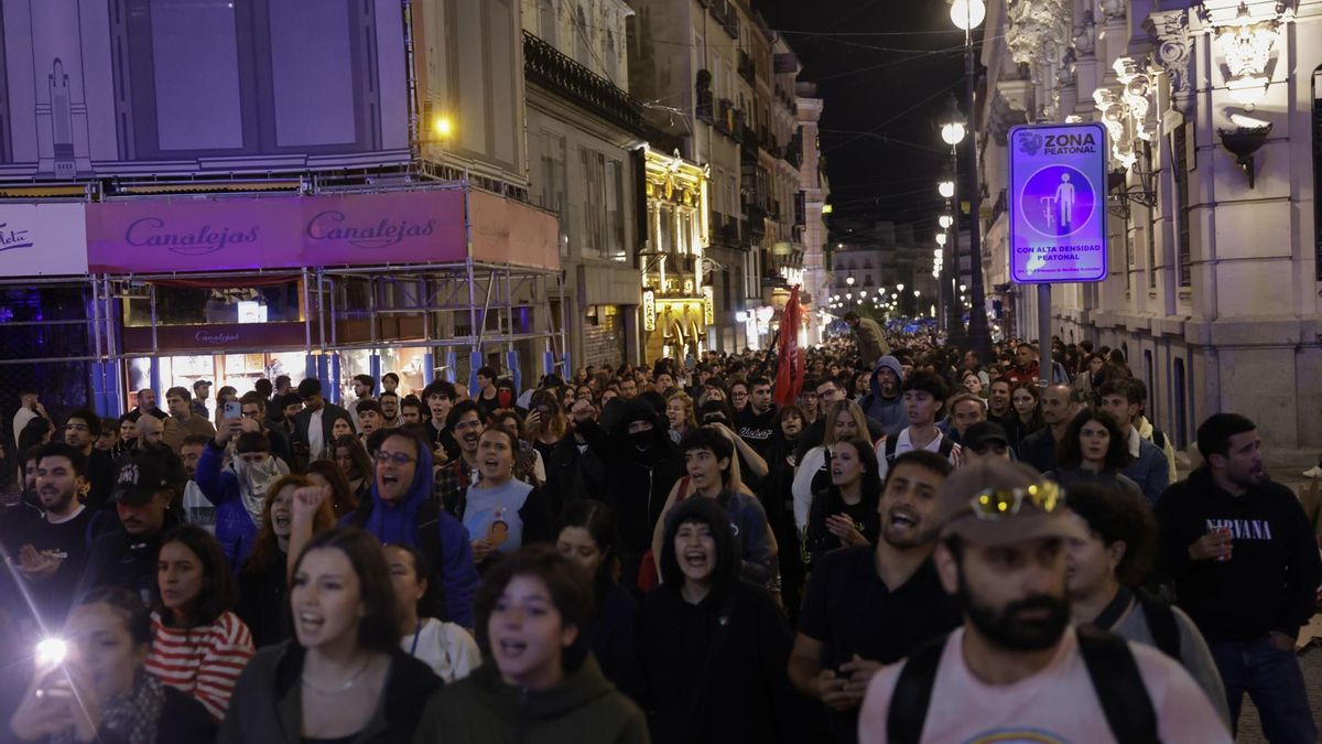 Participantes en la acampada en protesta por la crisis de la vivienda en el país se manifiestan este miércoles.