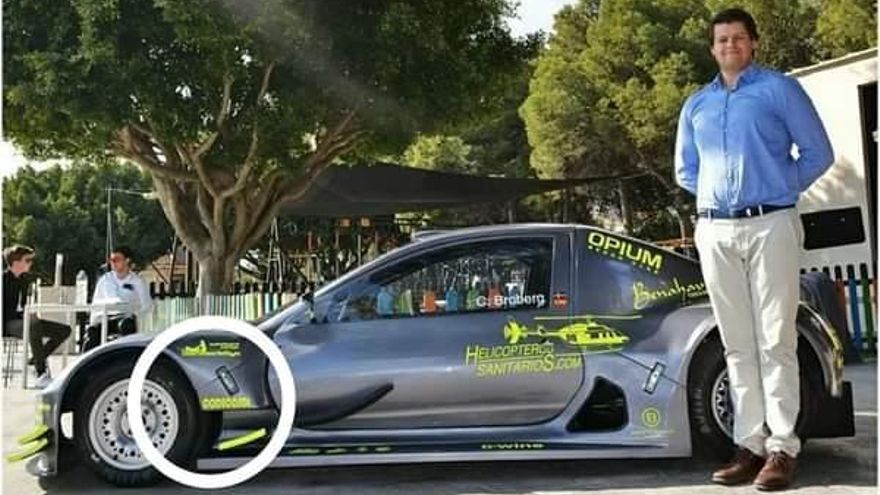 Christian Broberg posa junto a su coche de carreras.